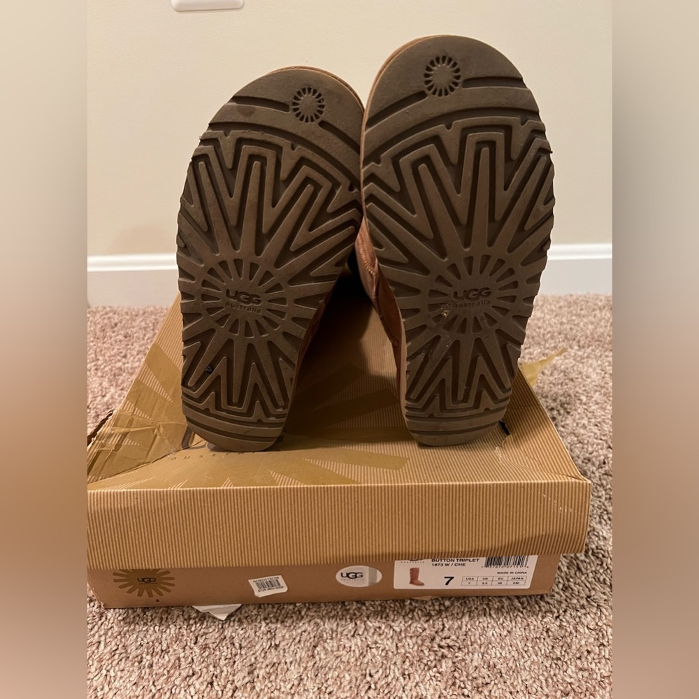 Ugg: Bailey Button Triplets, Size: 7 - image 4